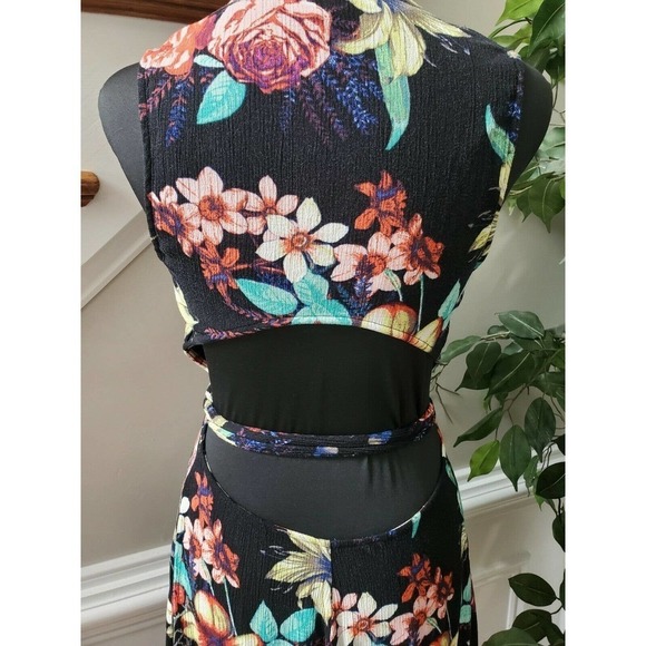 Dance & Marvel Floral Sleeveless V-Neck Wrap Dress - Picture 9 of 12